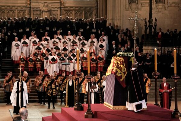 Kraliçe Elizabeth'in naaşı, askeri törenle Buckingham Sarayı'ndan Westminster Hall'a getirildi - Sputnik Türkiye