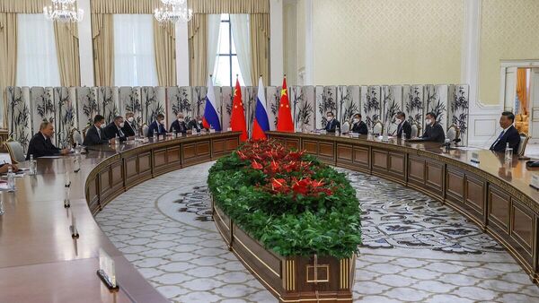 Rusya Devlet Başkanı Vladimir Putin, Çinli mevkidaşı Şi Cinping ile şubat ayındaki buluşmalarından sonraki ilk görüşmeleri için Semerkant’ta gerçekleştirilen Şanghay İşbirliği Örgütü (ŞİÖ) toplantısı çerçevesinde bir araya geldi. - Sputnik Türkiye