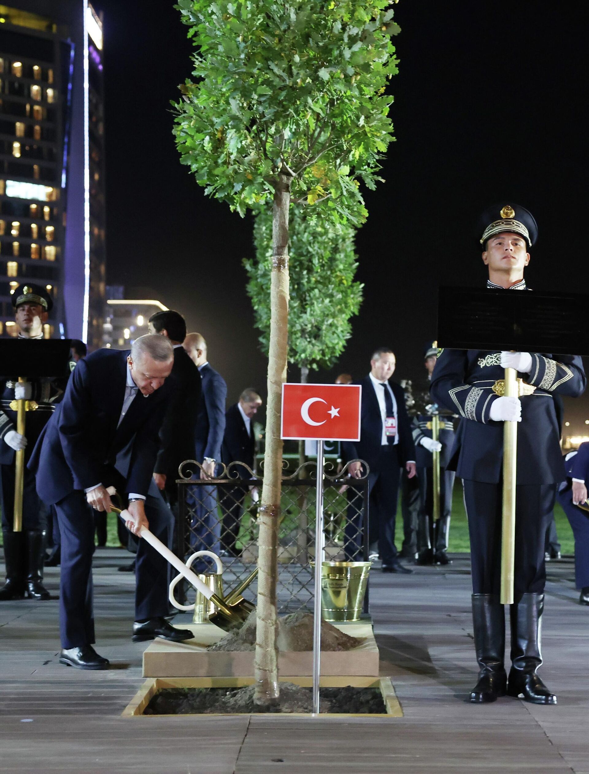 Cumhurbaşkanı Recep Tayyip Erdoğan, Şanghay İşbirliği Teşkilatı 22'nci Devlet Başkanları Zirvesi'ne katılmak üzere geldiği Semerkant'ta liderler ile ağaç dikme törenine katıldı - Sputnik Türkiye, 1920, 15.09.2022