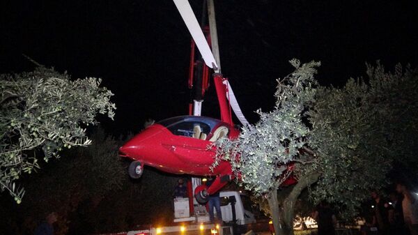 Bursa’nın Mudanya ilçesinde 2 kişilik hava taşıdı motor arızası nedeniyle düştü. Zeytin ağaçlarına düşen cayrokopterin pilotu ve yanında bulunan yolcusu kazadan yara almadan kurtuldu. Hava aracı düştüğü yerden 3 saat sonra kurtarılarak çekiciye yüklendi. - Sputnik Türkiye