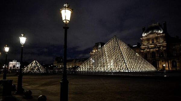 Fransa'nın başkenti Paris'teki Louvre Müzesi erken karartıldı - Sputnik Türkiye