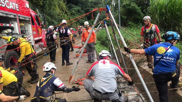 Kosta Rika’da şiddetli yağışların neden olduğu toprak kayması sonucu yaşanan otobüs kazasında en az 9 kişi hayatını kaybetti, 30 kişi ise kayboldu. - Sputnik Türkiye