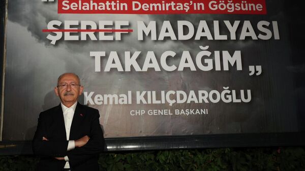 CHP Genel Başkanı Kemal Kılıçdaroğlu, altında kendisinin imzasının bulunduğu Selahattin Demirtaş'ın göğsüne şeref madalyası takacağım yazılı bir billboardun önüne geçerek fotoğraf çektirdi. C - Sputnik Türkiye