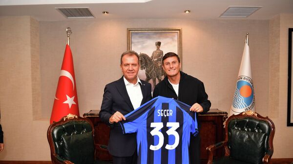 İtalyan ekiplerden Inter'in eski oyuncusu ve şu anki Başkan Yardımcısı Javier Zanetti, bir dizi etkinlik için geldiği Mersin'de, Büyükşehir Belediye Başkanı Vahap Seçer için '33' numaralı formayı imzalayarak hediye etti. - Sputnik Türkiye