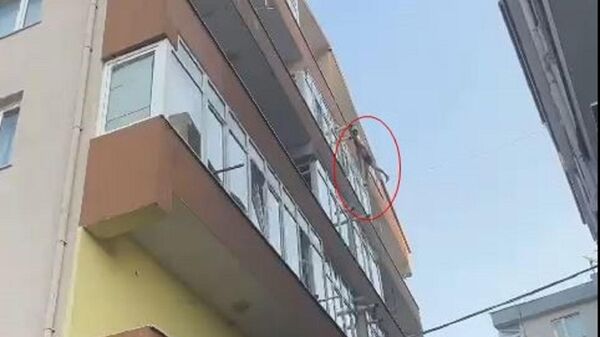 Tekirdağ'ın Çorlu ilçesinde, hakkında kesinleşmiş hapis cezası bulunan G.G., evin balkonundan kaçmak isterken, polis tarafından son anda yakalandı. - Sputnik Türkiye