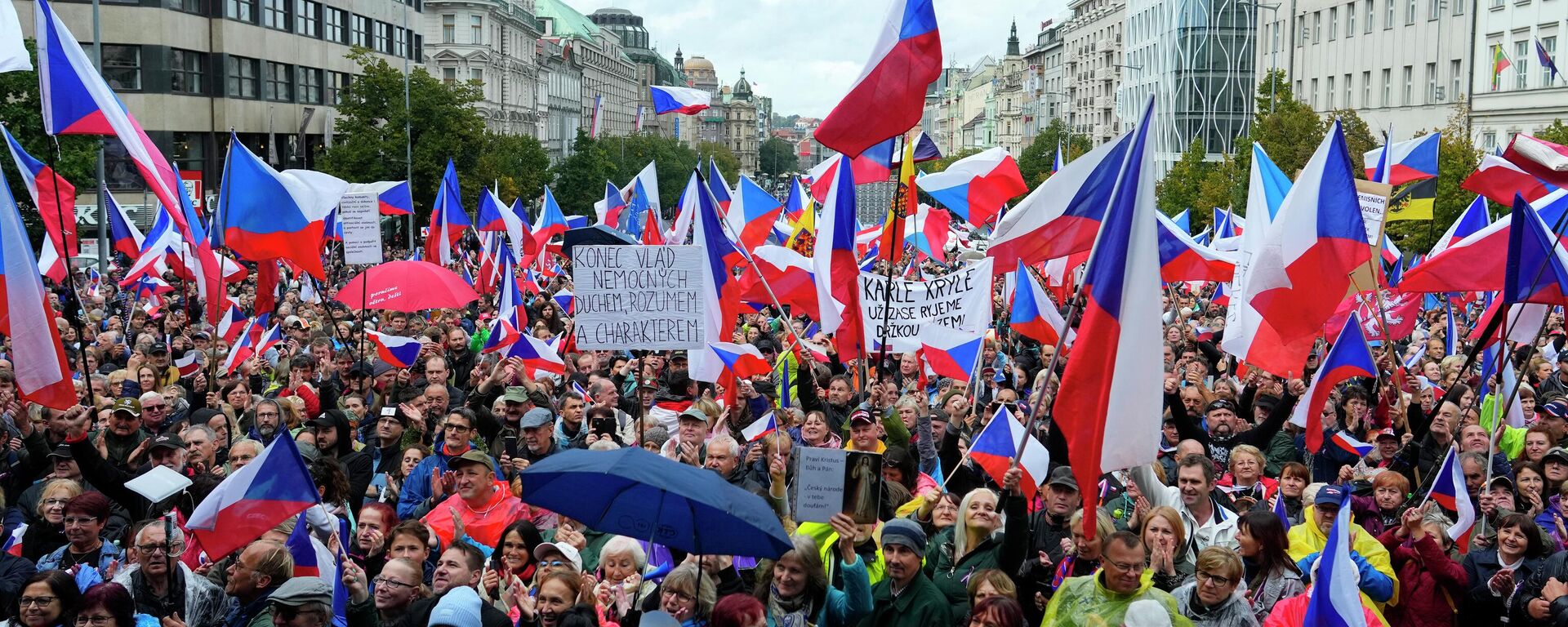 Çekya’nın başkenti Prag’da meydanlarda toplanan göstericiler, artan enerji fiyatlarına tepki göstererek Rusya'dan doğalgaz ithalatı yapılması için doğrudan müzakerelerin başlatılması çağrısıyla protesto düzenliyor. - Sputnik Türkiye, 1920, 28.10.2022