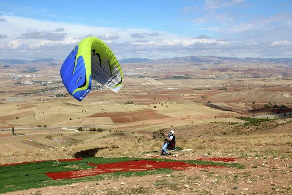 Sivas'ta yamaç paraşütü yaparken metrelerce yükseklikte tavla oynadılar - Sputnik Türkiye