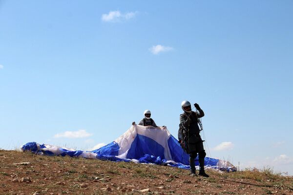 Sivas'ta yamaç paraşütü yaparken metrelerce yükseklikte tavla oynadılar - Sputnik Türkiye