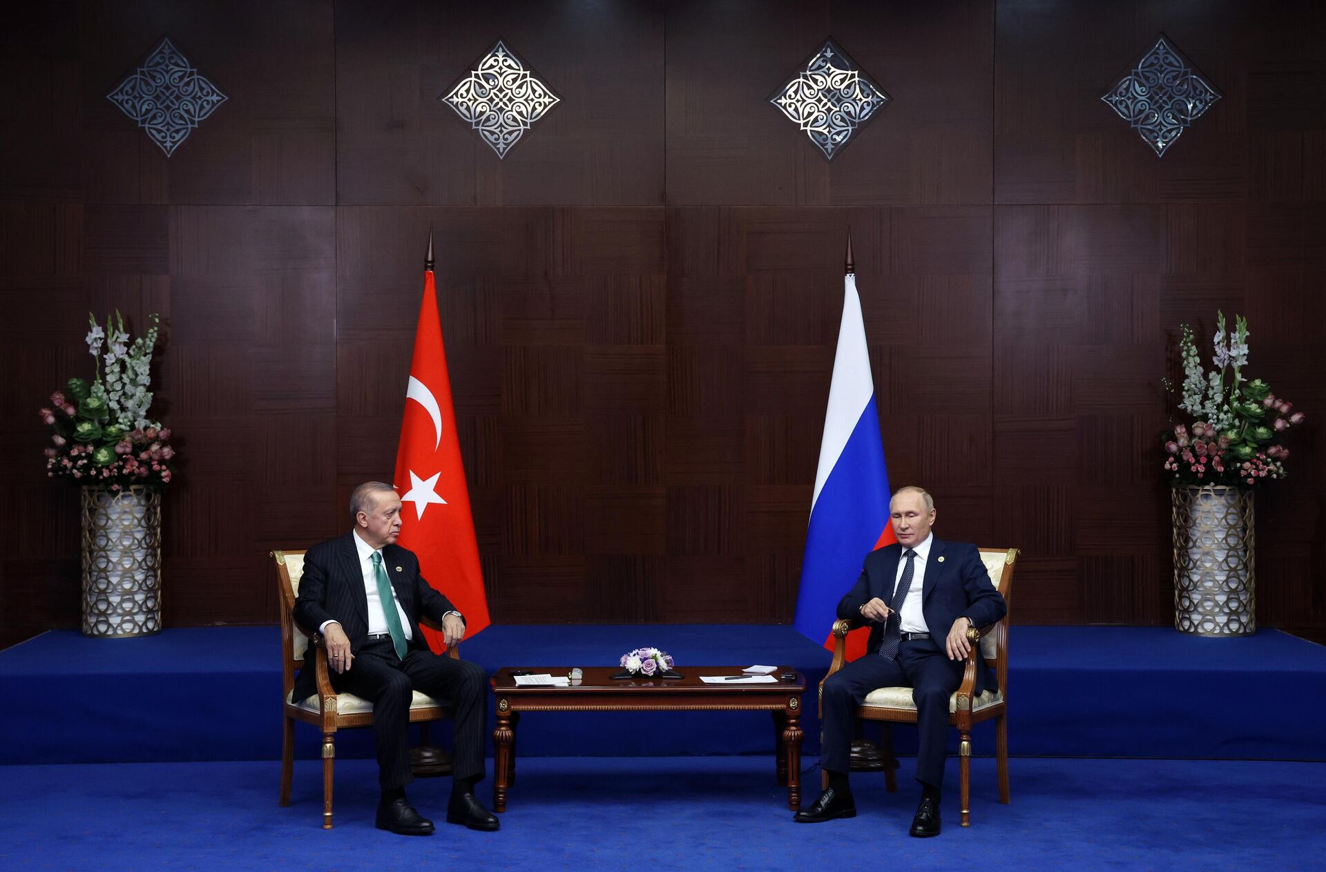 Cumhurbaşkanı Recep Tayyip Erdoğan, Astana'daki CICA Zirvesi kapsamında Rusya Devlet Başkanı Vladimir Putin ile bir araya geldi.
 - Sputnik Türkiye, 1920, 13.10.2022