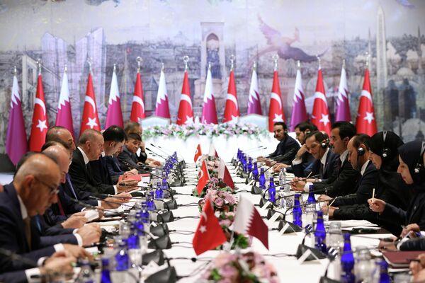 Cumhurbaşkanı Recep Tayyip Erdoğan ile Katar Emiri Şeyh Temim Bin Hamed Al Sani'nin katıldığı törende Türkiye ile Katar arasında 11 işbirliği anlaşması imzalandı. - Sputnik Türkiye
