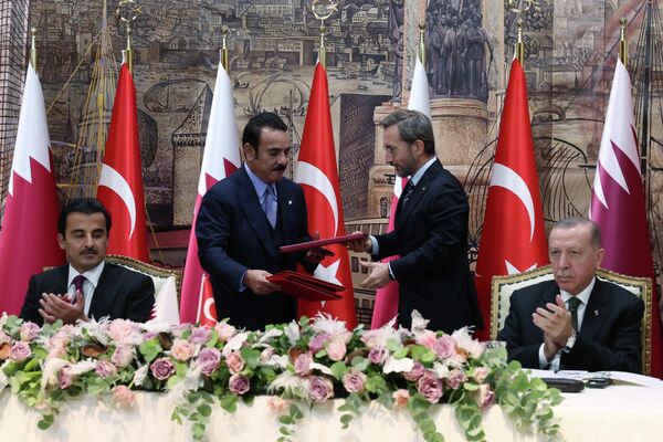 Cumhurbaşkanı Recep Tayyip Erdoğan ile Katar Emiri Şeyh Temim Bin Hamed Al Sani'nin katıldığı törende Türkiye ile Katar arasında 11 işbirliği anlaşması imzalandı. - Sputnik Türkiye