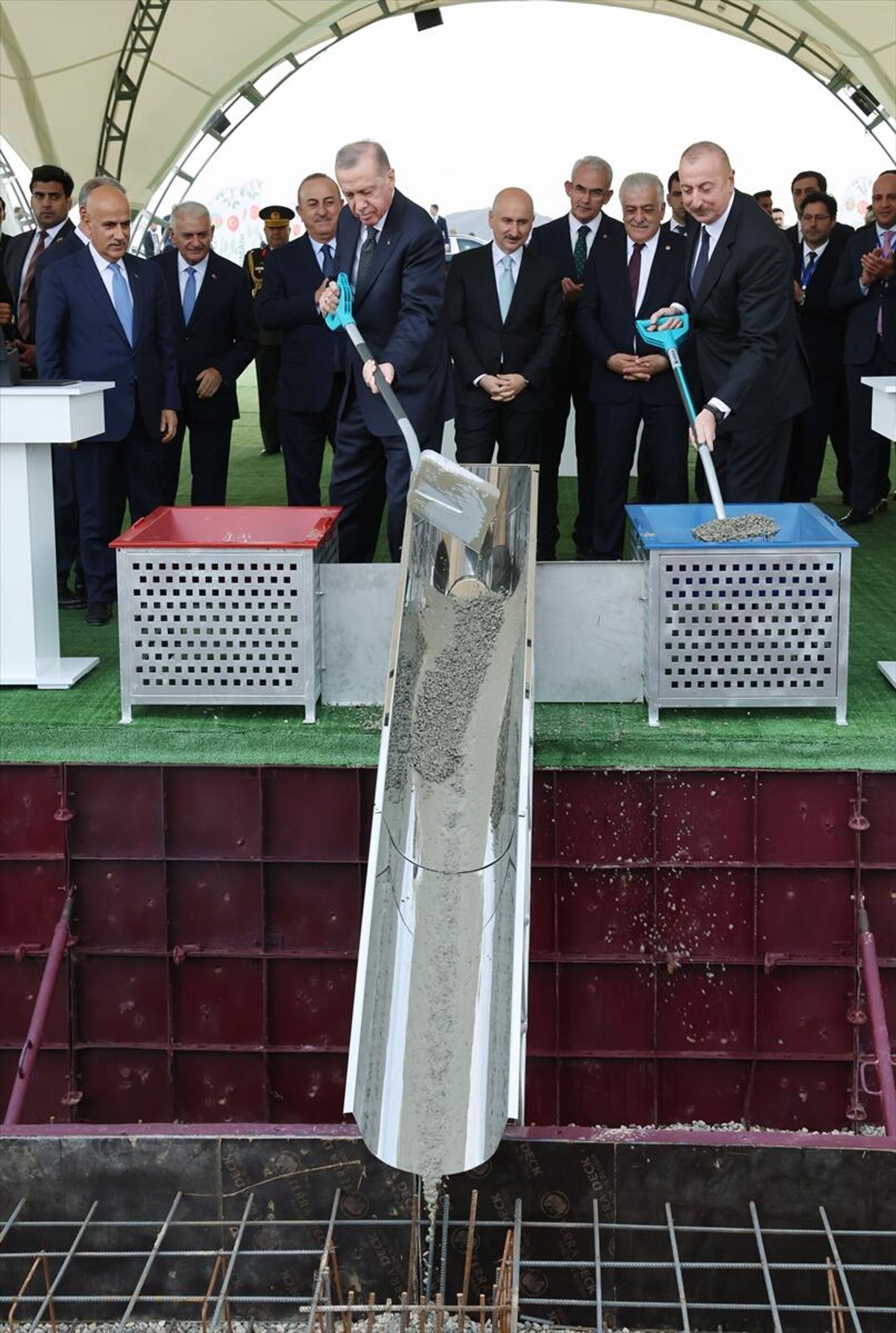 Erdoğan ve Aliyev, günün anısına imzaladıkları metni kapsül içine koyarak, tren istasyonu temeline bıraktı ve ilk harcı attı. - Sputnik Türkiye, 1920, 20.10.2022