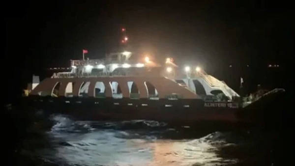 'Alınteri-18' isimli arabalı feribot makine arızası nedeniyle Balıkesir açıklarında sürüklenmeye başladı. Bölgeye sevk edilen  hızlı tahlisiye botuna yedeklenen feribot Marmara Adası'na yanaştırıldı. - Sputnik Türkiye