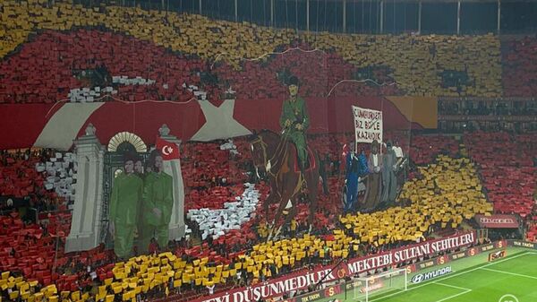 Galatasaray-Alanyaspor maçı öncesinde sarı-kırmızılı taraftarların koreografisi - Sputnik Türkiye