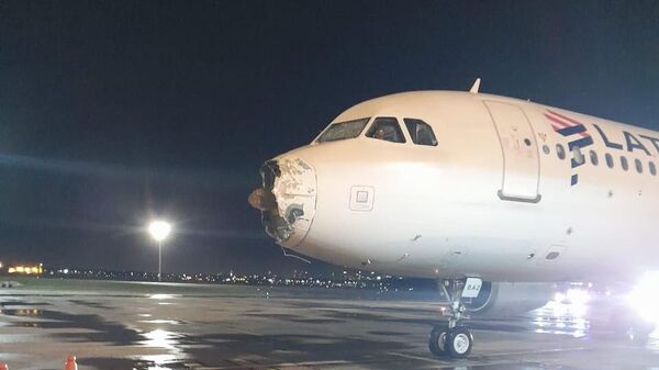 Şili'nin Santiago kentinden kalkan bir yolcu uçağı, şiddetli fırtınaya yakalandı - Sputnik Türkiye