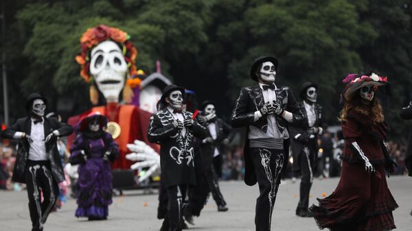 Meksika’daki Ölüler Günü'ne yoğun ilgi: Geçit törenine 1 milyondan fazla kişi katıldı - Sputnik Türkiye