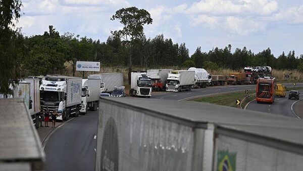 Brezilya'da pazar günü düzenlenen seçimlerin ardından kamyoncuların kapattığı yolların birçoğunun açıldığı bildirildi. - Sputnik Türkiye
