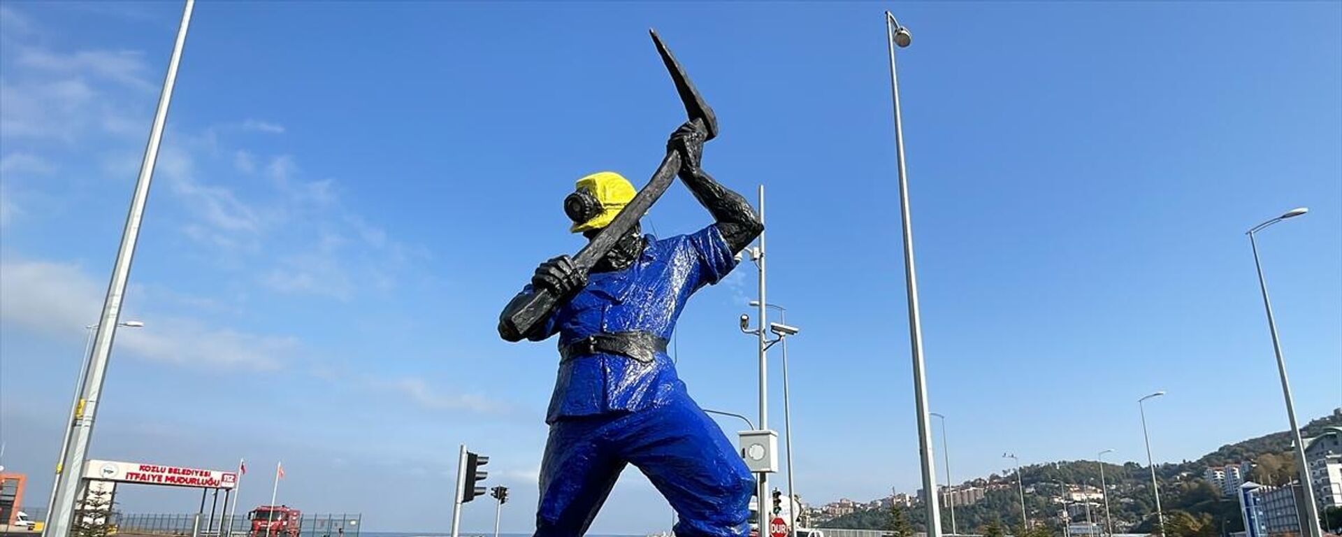Madenci heykelinin boyanmasına tepki gösteren heykeltıraşa belediyeden yanıt: 'İhya ettik' - Sputnik Türkiye, 1920, 03.11.2022