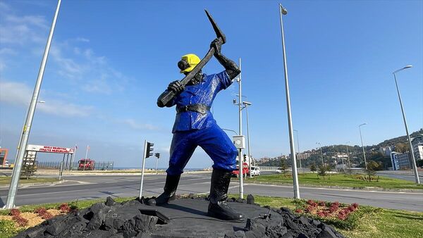 Madenci heykelinin boyanmasına tepki gösteren heykeltıraşa belediyeden yanıt: 'İhya ettik' - Sputnik Türkiye