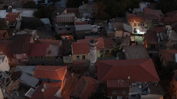 İzmirlileri gece yarısı uykusundan uyandıran 4.9 büyüklüğündeki deprem paniğe yol açtı. Sarsıntı nedeniyle Konak’taki Selahattinoğlu Camii’nin minaresi yıkılırken, yıkılan minare sabahın ilk ışıklarıyla havadan görüntülendi. - Sputnik Türkiye