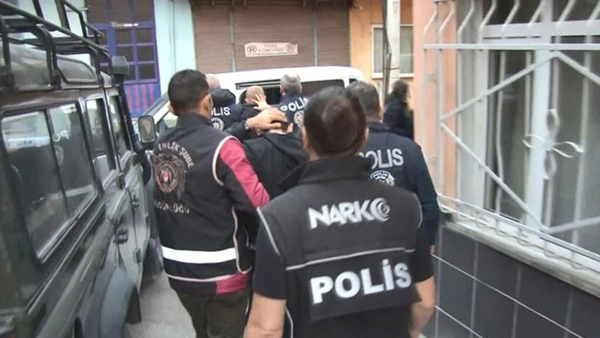 Bursa'da uyuşturucu satıcılarına yönelik düzenlenen operasyonda gözaltına alınan 99 şüpheliden 63'ü tutuklandı. - Sputnik Türkiye