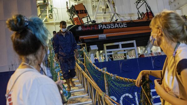 Fransa İçişleri Bakanı Gerald Darmanin, 10 Kasım'da konuk olduğu TF1 kanalında, 234 göçmeni taşıyan ve sivil toplum kuruluşu Sos Akdeniz tarafından işletilen göçmen gemisi Ocean Viking'in bugün Toulon Askeri Limanı'na varacağını aktardı. - Sputnik Türkiye