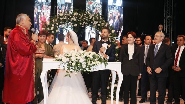 Kılıçdaroğlu ve Akşener, Zeydan Karalar'ın oğlunun düğününde nikah şahitliği yaptı - Sputnik Türkiye