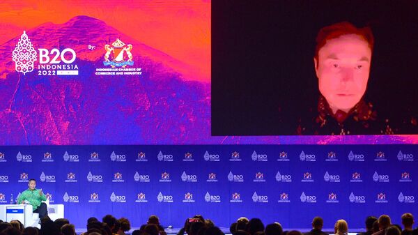 Elon Musk, Endonezya'nın Bali Adası'nda düzenlenen G20 zirvesindeki B20 iş forumuna Endonezya'nın geleneksel batik gömleğini giyip karanlıkta mumlarla çevrili oturur halde bağlandı. - Sputnik Türkiye