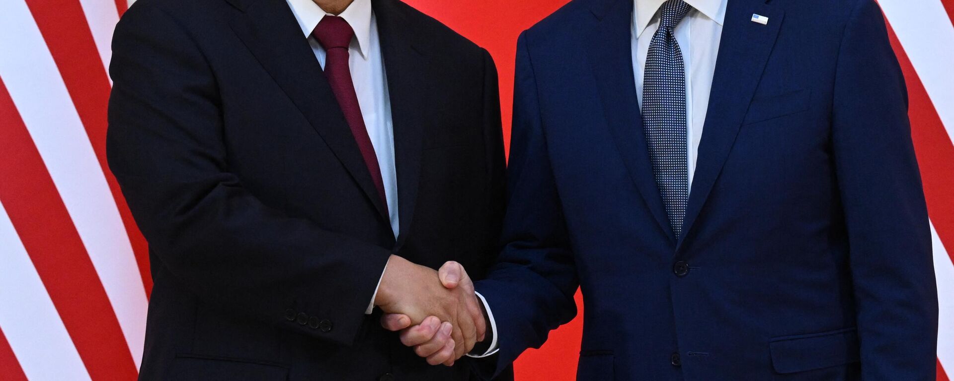 Endonezya'nın Bali Adası'nda düzenlenen G20 zirvesinde, ABD Başkanı Joe Biden ile Çin Devlet Başkanı Şi Cinping arasındaki ilk yüz yüze görüşmenin el sıkışma faslı - Sputnik Türkiye, 1920, 14.11.2022