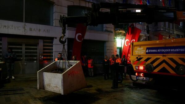 Dün akşam ağaç ve beton saksıların kaldırılması için geçici olarak yaya trafiğine kapatılan İstiklal Caddesi, yeniden yayaların kullanımına açıldı. - Sputnik Türkiye
