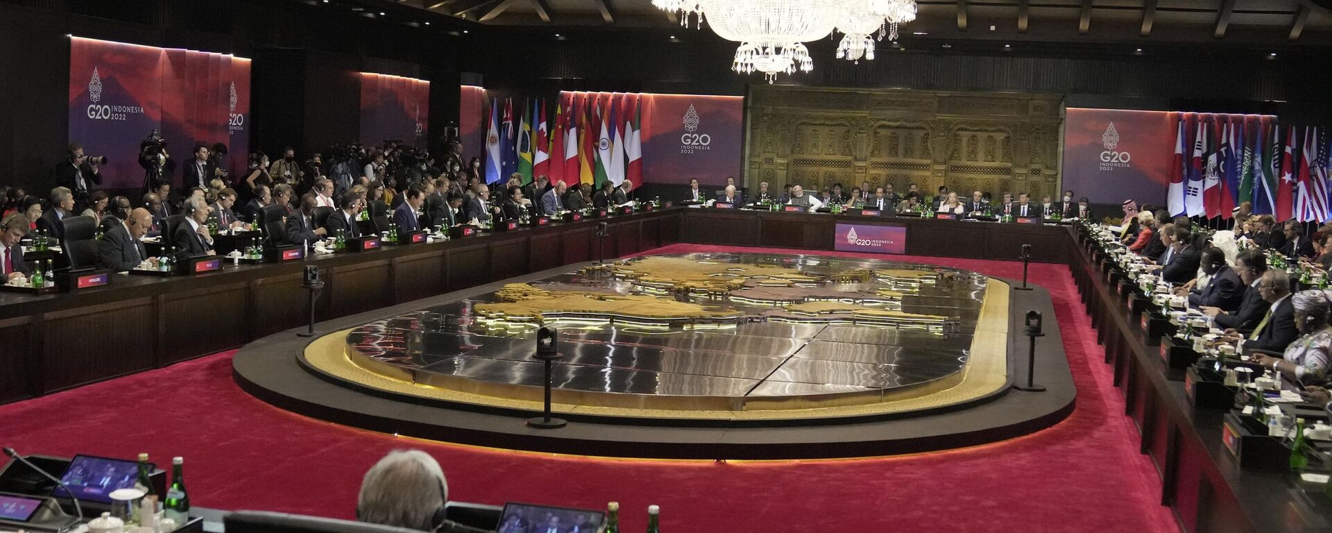 Endonezya Devlet Başkanı Joko Widodo, G20 liderler zirvesinde yaptığı açılış konuşmasında savaş konusundaki fikir ayrılıklarına rağmen küresel ekonomiyi düzeltmek için dünya liderlerine birlikte somut adımlar atılması çağrısında bulundu. - Sputnik Türkiye, 1920, 15.11.2022