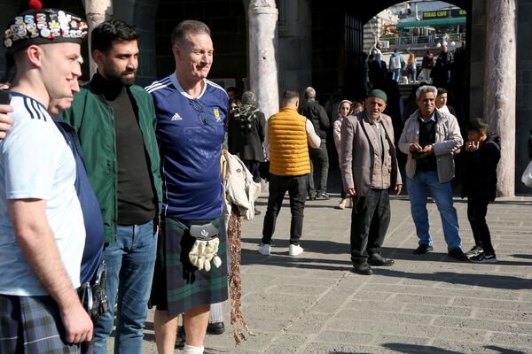 Diyarbakır'da, milli maç öncesi renkli görüntüler - Sputnik Türkiye