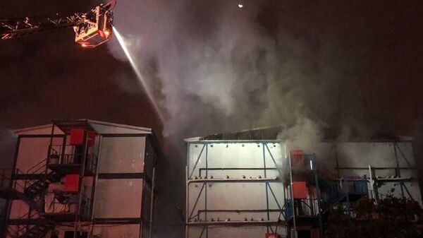 Ataşehir'de inşaat şantiyesinin içinde bulunan konteyner evlerde yangın meydana geldi. Yangın yoğun uğraşlar sonrası kontrol altına alınırken 3 kişi yoğun dumandan etkilenerek hastaneye kaldırıldı. - Sputnik Türkiye