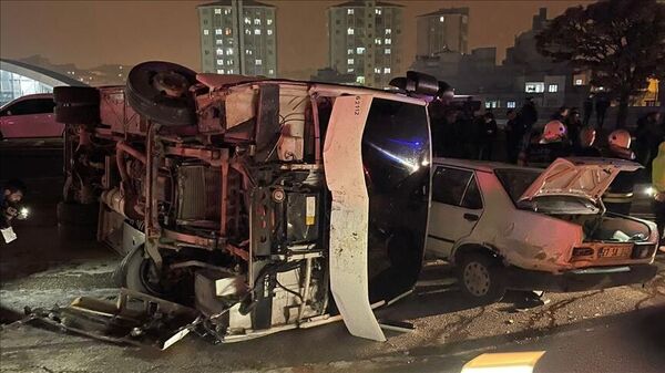 Gaziantep'in Şehitkamil ilçesinde otomobille çarpışan polis midibüsünün devrilmesi sonucu 5 çevik kuvvet personeli yaralandı.
 - Sputnik Türkiye