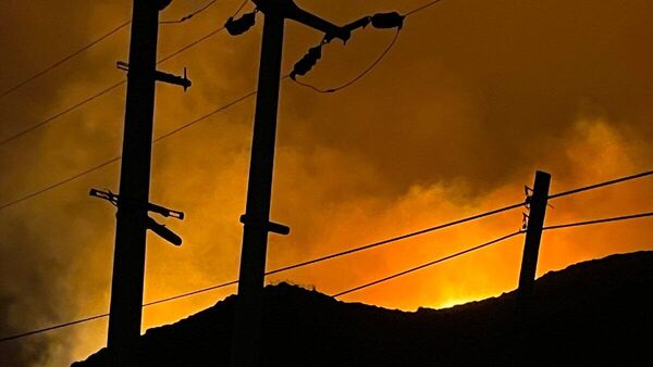 Çanakkale'nin Gökçeada ilçesinde 3 farklı noktada yangın başladı. İtfaiye ekipleri yangını söndürme çalışmalarını sürdürüyor. - Sputnik Türkiye