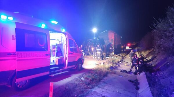 Amasya’da tiyatrocuları taşıyan minibüsle kamyonun çarpıştığı kazada 3 kişi yaşamını yitirdi, 8 kişi yaralandı. - Sputnik Türkiye