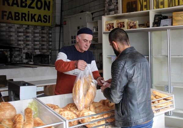 Tehditlere rağmen ekmeğin fiyatını 2 liraya düşürdü - Sputnik Türkiye