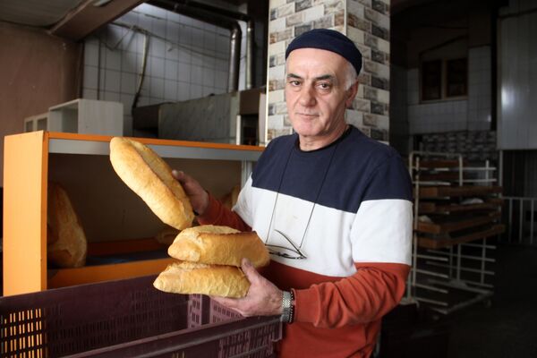 Tehditlere rağmen ekmeğin fiyatını 2 liraya düşürdü - Sputnik Türkiye