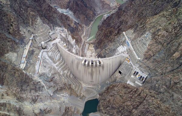 İnşaasına 21 Aralık 2012 tarihinde başlanan baraj, Artvin ile Erzurum arasında Çoruh Nehri üzerinde inşa edildi. - Sputnik Türkiye