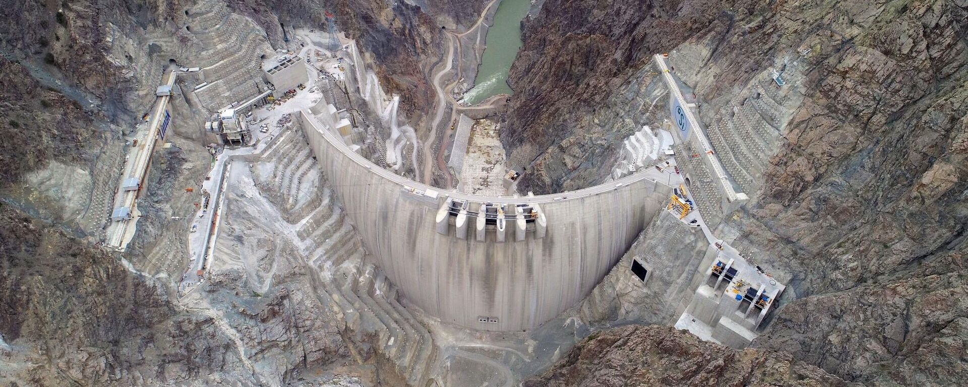 İnşaasına 21 Aralık 2012 tarihinde başlanan baraj, Artvin ile Erzurum arasında Çoruh Nehri üzerinde inşa edildi. - Sputnik Türkiye, 1920, 22.11.2022