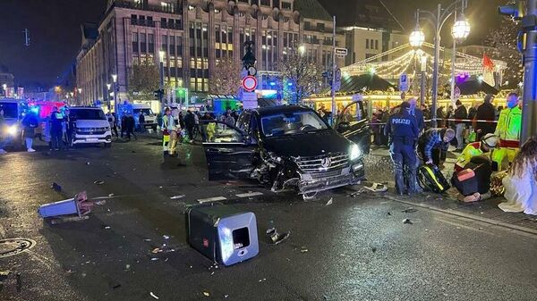 Almanya'nın Düsseldorf şehrinde bir aracın Noel pazarında yayaların arasına dalması sonucu 2’si ağır olmak üzere 6 kişi yaralandı. - Sputnik Türkiye