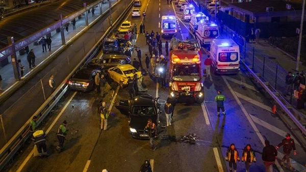Şişli Mecidiyeköy'de D-100 Karayolu üzerinde çok sayıda aracın karıştığı zincirleme kazada çok sayıda kişi yaralandı. - Sputnik Türkiye