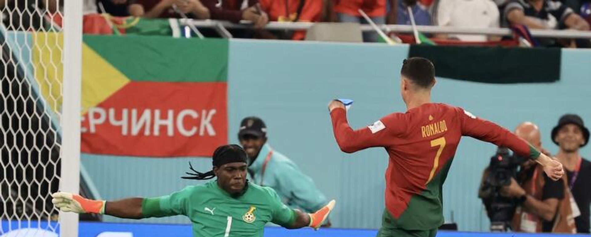 2022 FIFA Dünya Kupası'nda Portekiz, H Grubu'ndaki ilk maçında Gana'yı 3-2 mağlup etti. Portekiz'in yıldız ismi Cristiano Ronaldo, Gana'ya attığı golle, 5 farklı Dünya Kupası'nda gol atan ilk isim olarak tarihe geçti. - Sputnik Türkiye, 1920, 24.11.2022