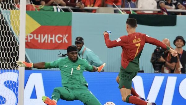 2022 FIFA Dünya Kupası'nda Portekiz, H Grubu'ndaki ilk maçında Gana'yı 3-2 mağlup etti. Portekiz'in yıldız ismi Cristiano Ronaldo, Gana'ya attığı golle, 5 farklı Dünya Kupası'nda gol atan ilk isim olarak tarihe geçti. - Sputnik Türkiye