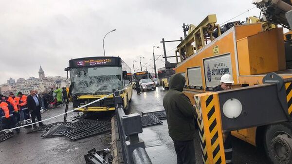 Galata Köprüsü'nde kaza yapan İETT otobüsü - Sputnik Türkiye