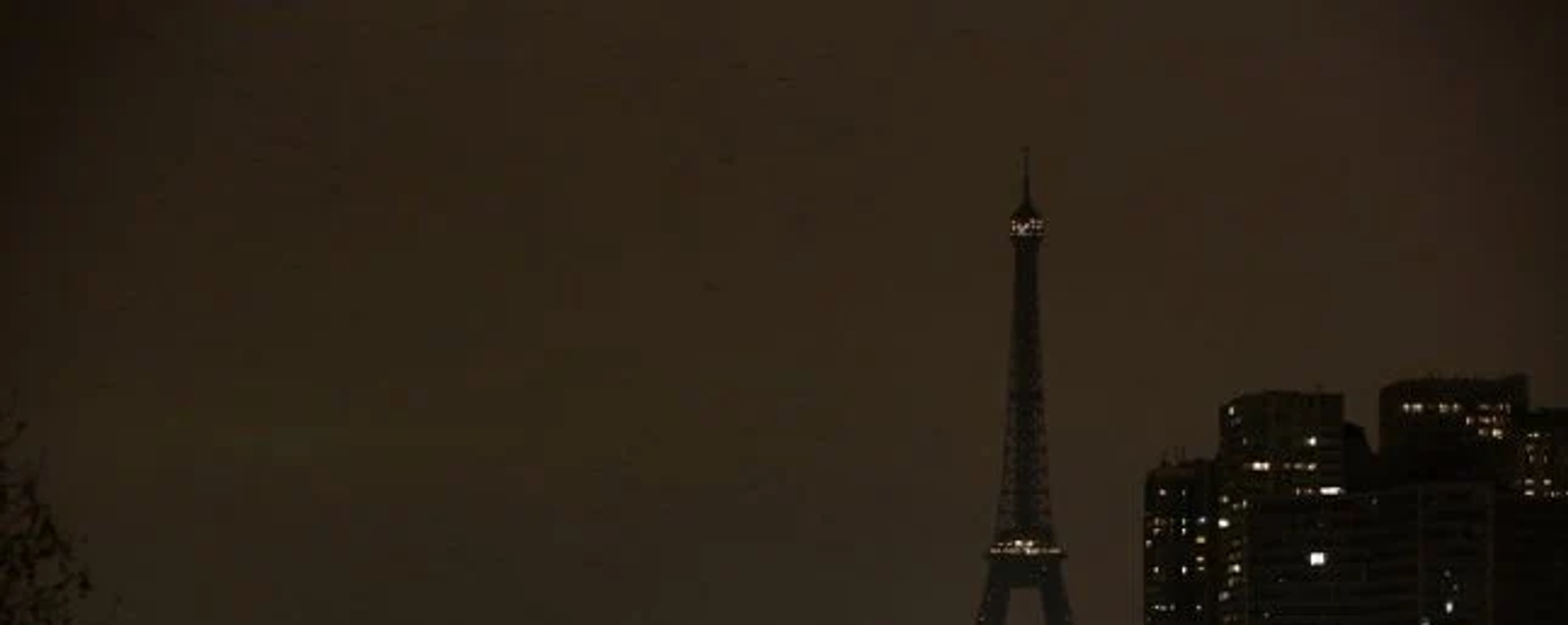 Fransa'nın başkenti Paris'te elektrik kesintisi nedeniyle birçok mahalle karanlığa büründü. - Sputnik Türkiye, 1920, 10.12.2022