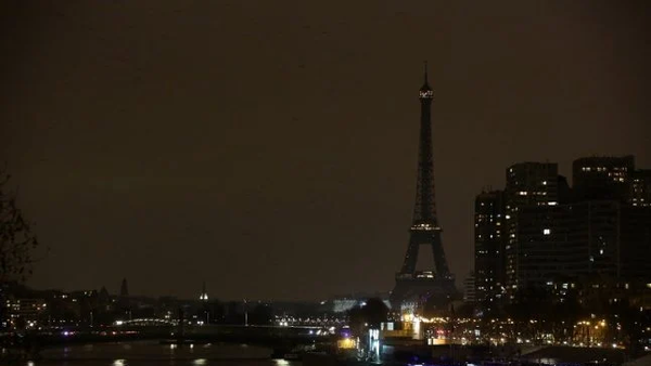 Fransa'nın başkenti Paris'te elektrik kesintisi nedeniyle birçok mahalle karanlığa büründü. - Sputnik Türkiye
