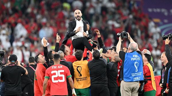 Katar'ın ev sahipliğinde düzenlenen 2022 FIFA Dünya Kupası çeyrek final maçında Fas ile Portekiz takımları, Al Thumama Stadyumu'nda karşılaştı. Portekiz takımını 1-0 mağlup ederek yarı finale yükselen Fas takımı futbolcuları ve teknik direktör Walid Regragui, sevinç yaşadı.
 - Sputnik Türkiye