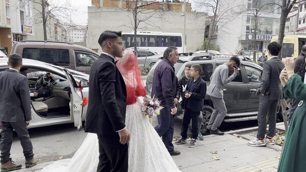Esenyurt'ta 15 yaşındaki kızın evlendiği ihbarı üzerine harekete geçen polis, düğüne baskın düzenledi - Sputnik Türkiye