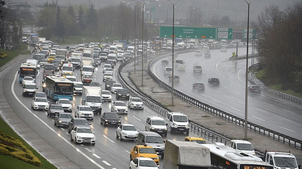 İstanbul'da geceden itibaren etkili olan yağışın da etkisiyle sabah saatlerinde kentin birçok noktasında trafik yoğunluğu yaşanıyor. - Sputnik Türkiye